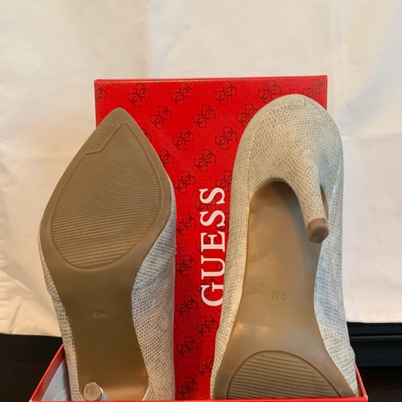 GUESS Ivory pumps Size 9 - Picture 3 of 5